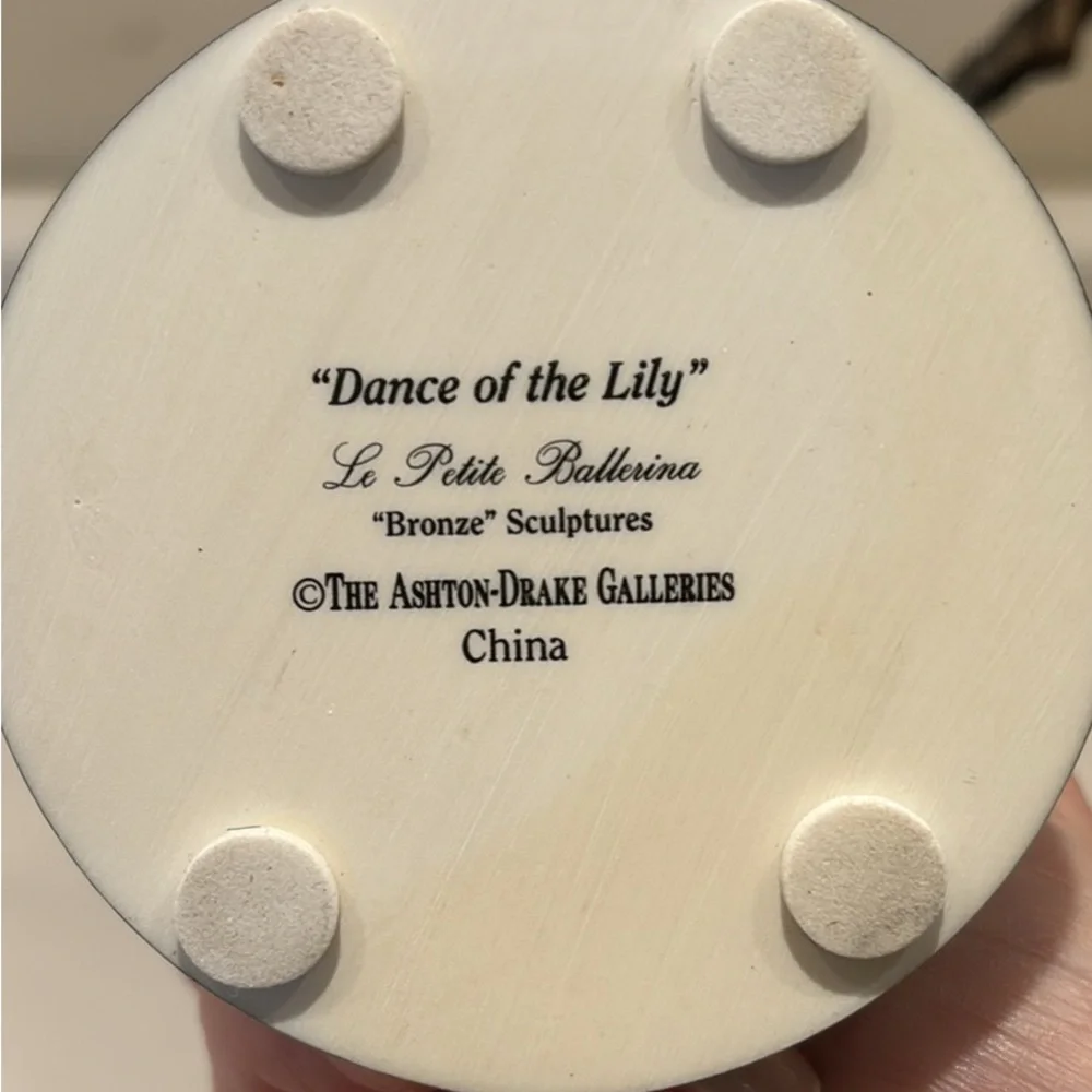 Ashton Drake Galleries “Dance of the Lily” - Picture 4 of 4